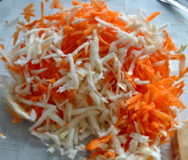 Морковь и корневой сельдерей натираем на терке для запекания скумбрии
